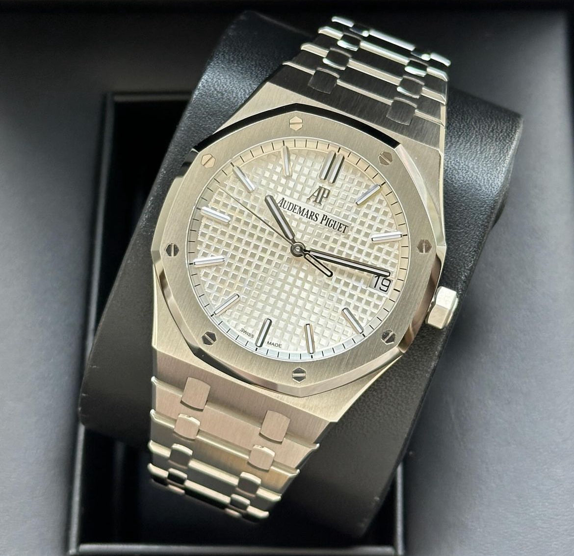 AUDEMARS PIGUET ROYAL OAK JUMBO WHITE